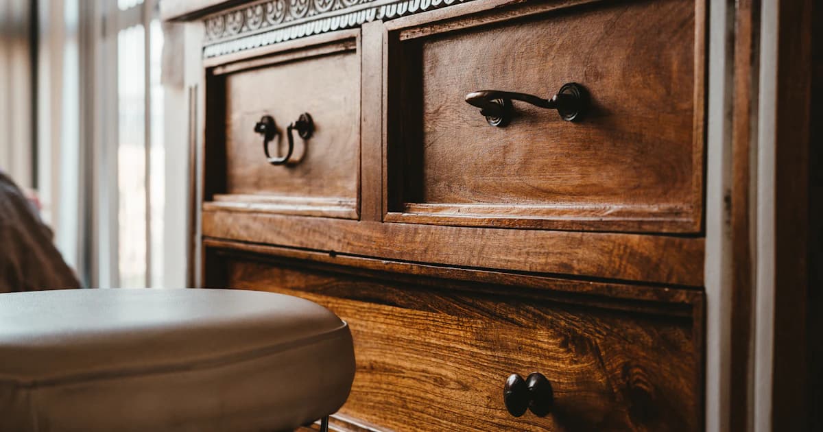 Mobilier vintage pas cher : brocante ou achat en ligne ?